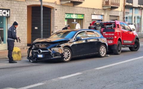 Cossato, auto finisce contro una colonna in via Mazzini