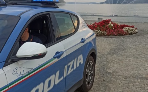 Dalla vacanza ad Amsterdam al controllo sulla SS34: il viaggio finisce in Questura