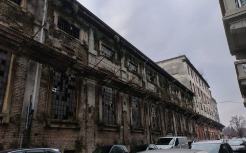 Donna trovata senza vita nell’area dismessa: sarà l’autopsia a stabilire le cause del decesso