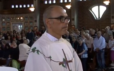 Dopo il suicidio dei coniugi Carlomagno il paese chiede il silenzio: “No alla violenza del giudizio sociale”