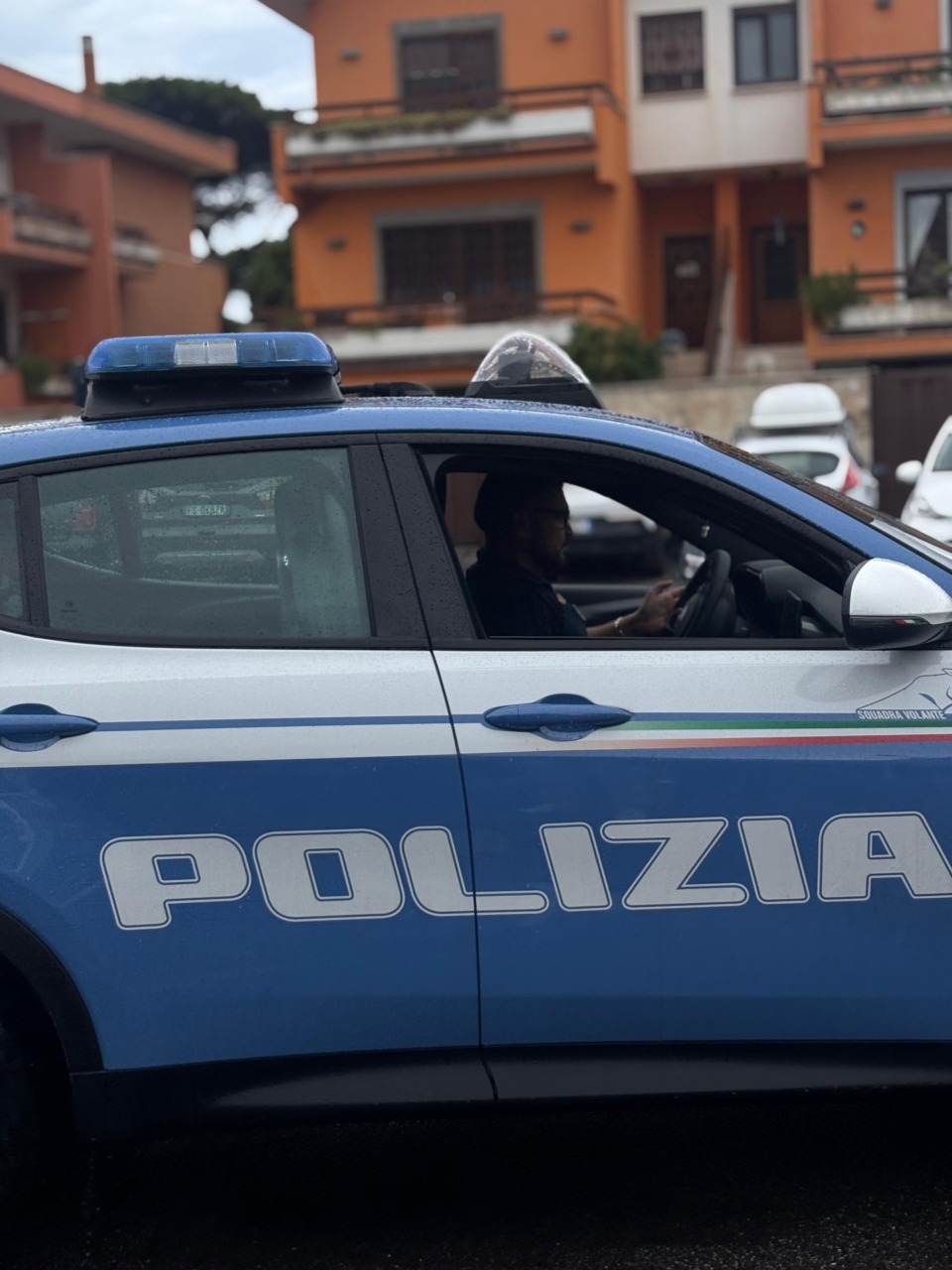 Droga nascosta tra davanzali, contatori e bici. Quattro arresti della Polizia