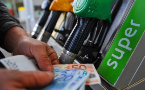 Effetto accise sui carburanti, gasolio più caro della benzina per la prima volta dal 2022