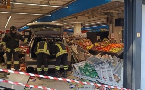 Entra con l’auto dentro ad un supermercato