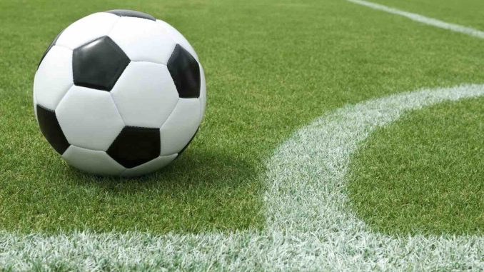 Entra in campo e prende a pugni il portiere