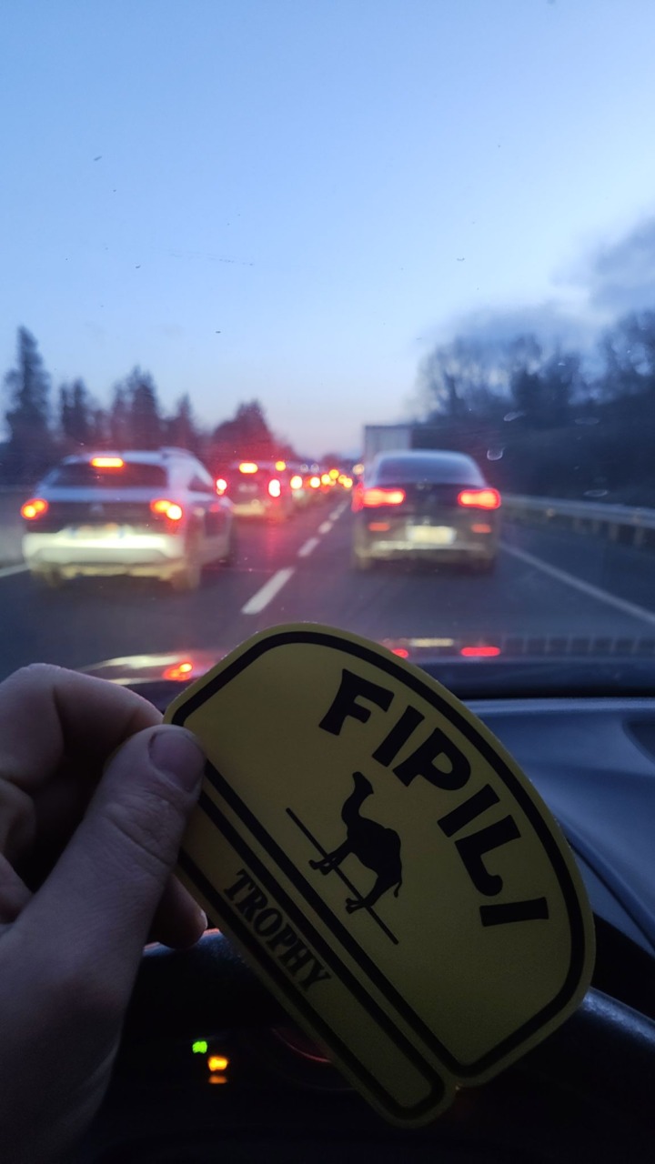 Fi-Pi-Li Trophy, adesivi gratuiti per gli automobilisti: l’idea che sta spopolando in rete