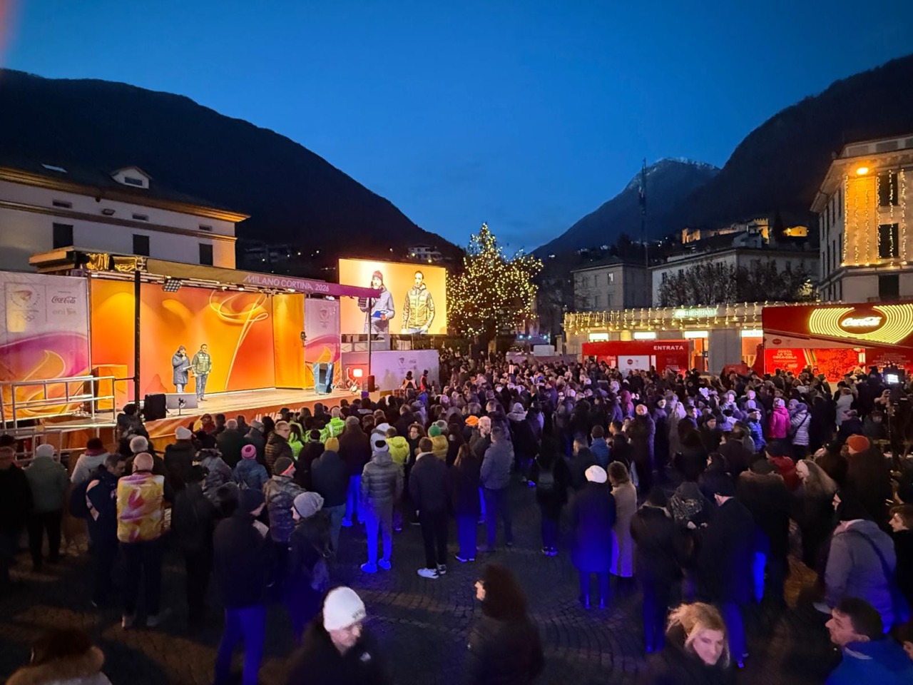 Fiamma olimpica a Sondrio: emozione e folla in Piazza Garibaldi