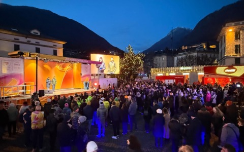 Fiamma olimpica a Sondrio: emozione e folla in Piazza Garibaldi