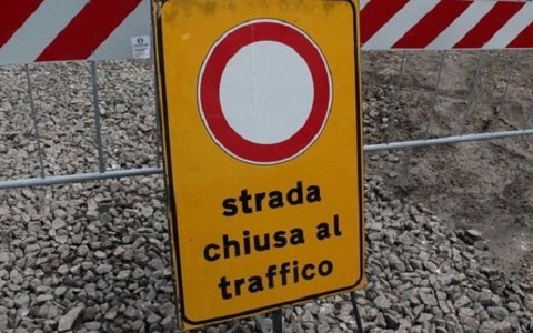 Masso precipita dalla collina e sfiora le case, Faentina chiusa