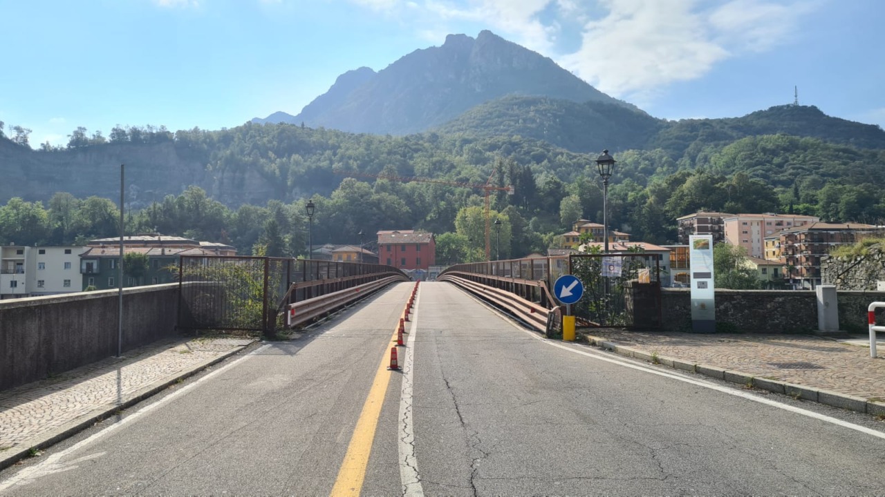 Fratelli d’Italia: “Il Ponte Azzone Visconti in uscita va aperto h24”