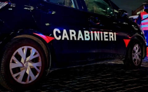 Fugge alla vista dei Carabinieri e abbandona l’auto: sequestrati arnesi da scasso e denaro