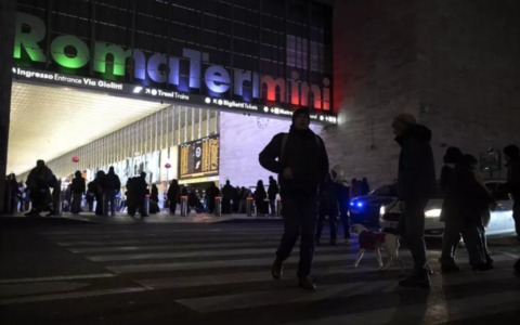 Fumo da un cavo elettrico, stop ai treni su 10 binari alla stazione Termini