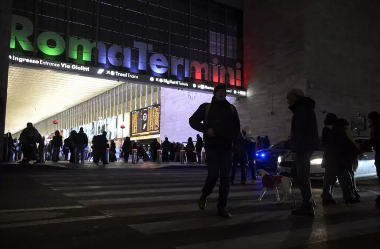 Fumo da un cavo elettrico, stop ai treni su 10 binari alla stazione Termini