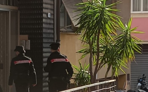 Fuori pericolo di vita la donna presa a forbiciate dal marito e caduta dal terrazzo