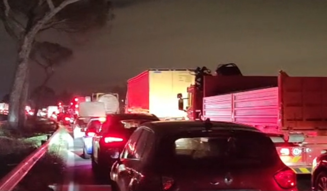 Furgone si ribalta sulla Pontina, traffico di nuovo regolare