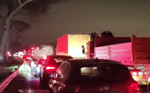 Furgone si ribalta sulla Pontina, traffico bloccato all’altezza de Le Ferriere