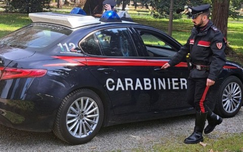 Giornata di violenza in sala slot: ferisce dipendente e due carabinieri prima di essere arrestato
