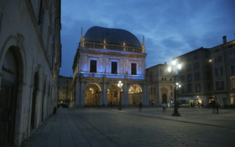 Giornata Nazionale delle vittime civili delle guerre e dei conflitti nel mondo: Palazzo Loggia si illumina di blu