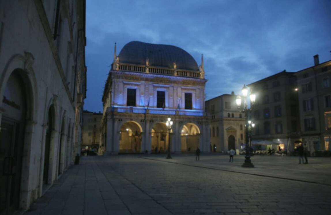 Giornata Nazionale delle vittime civili delle guerre e dei conflitti nel mondo: Palazzo Loggia si illumina di blu