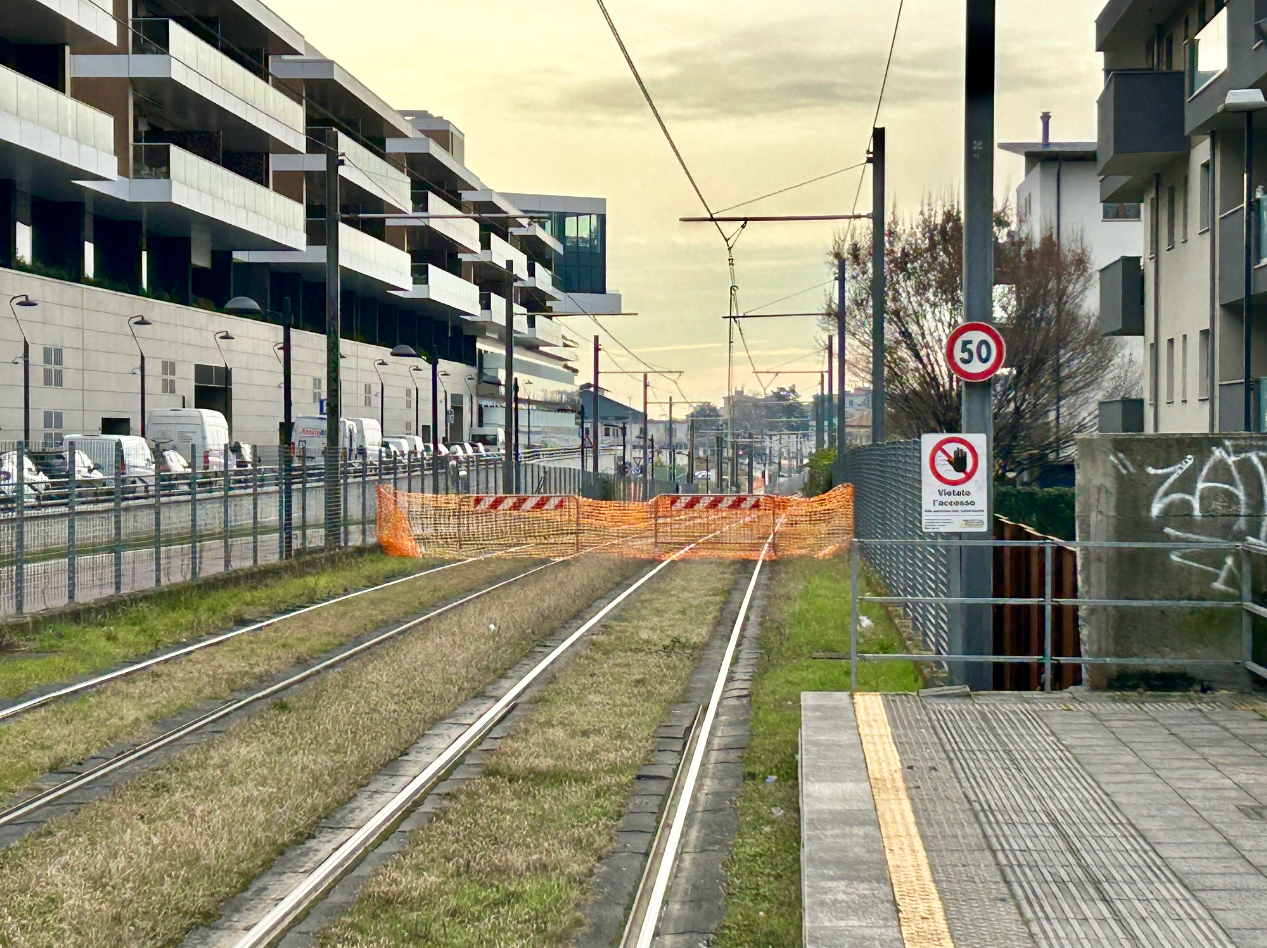 Giù dal tram in via Bianzana a Bergamo fino al 21 febbraio, la dura vita dei pendolari