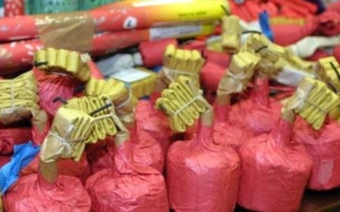 Gli esplode un petardo in mano, muore dissanguato