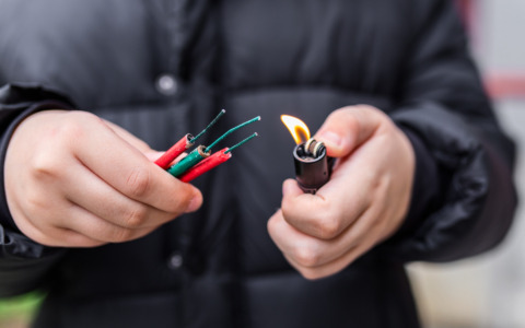 Gli esplode un petardo in mano, ventunenne di Entratico ferito: avrà conseguenze per tutta la vita