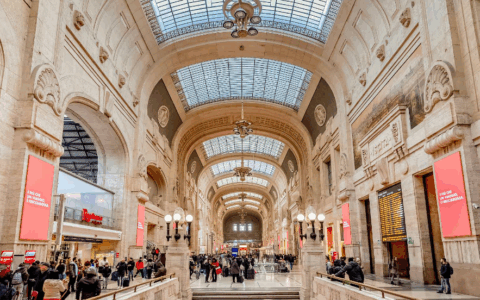 Gli rubano l’anello e la polizia lo ritrova in stazione a Milano: anziché a Verona chiede alla fidanzata di sposarlo davanti agli agenti