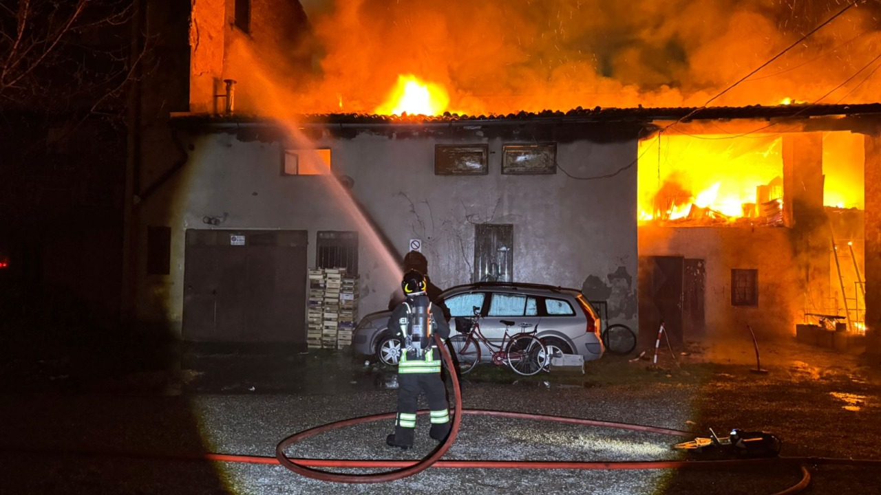 Grosso incendio in centro a Boltiere, quattro intossicati. Pompieri al lavoro