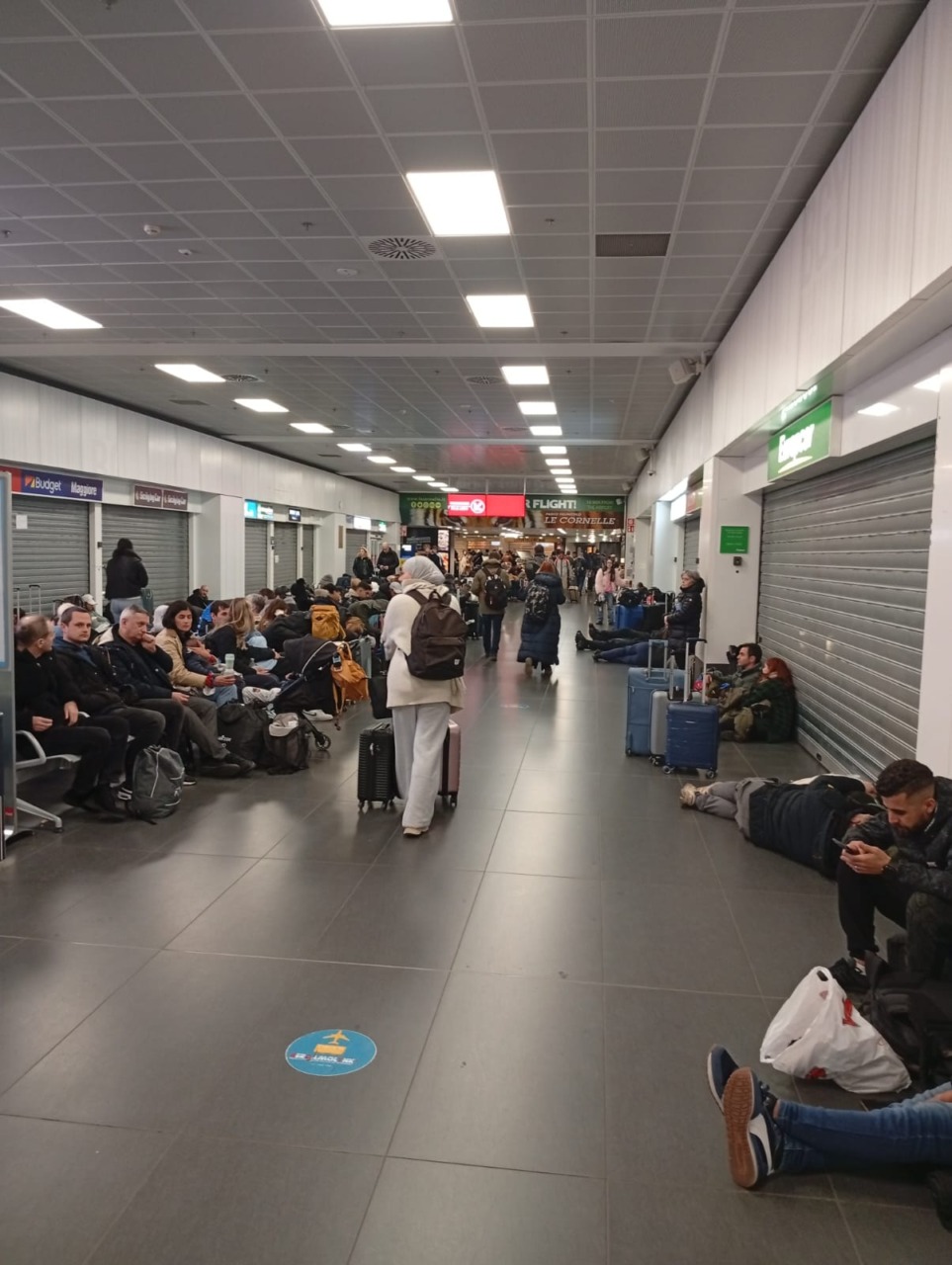 Guasto e nebbia, aeroporto di Orio in tilt. La rabbia dei passeggeri per l’assenza di comunicazioni