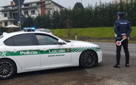 Guida con la patente revocata trent’anni fa, denunciato