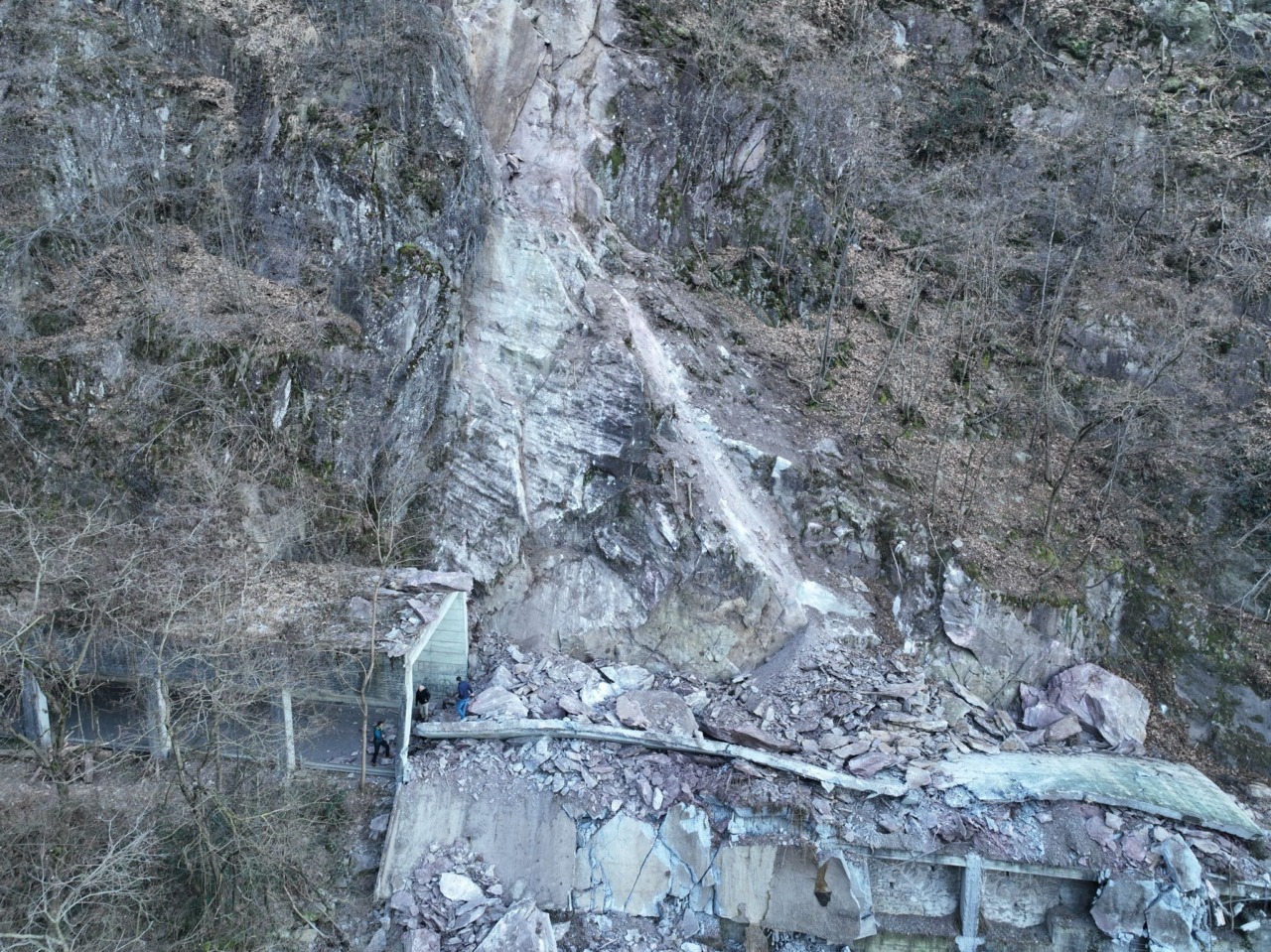 Il boato in piena notte, la frana, il sequestro dell’area, i lavori dei volontari e il sopralluogo dell’ingegnere che si occupò si occupò della demolizione del Ponte Morandi