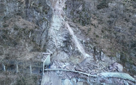 Il boato in piena notte, la frana, il sequestro dell’area, i lavori dei volontari e il sopralluogo dell’ingegnere che si occupò si occupò della demolizione del Ponte Morandi