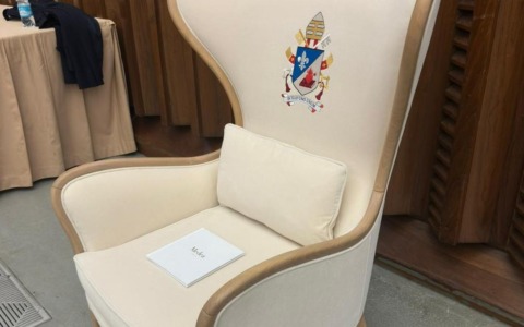 Il design medese arriva in Vaticano grazie alla poltrona realizzata per Papa Leone XIV