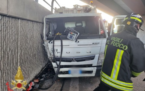 Il furgone si scontra contro il muro del cavalcavia