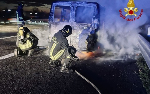 In autostrada un furgone si incendia, salvi i tre occupanti