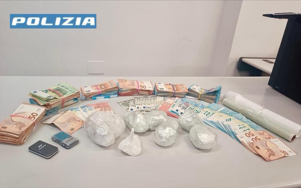 In casa nascondeva quasi un chilo di cocaina e più di 40mila euro, arrestato marocchino 33enne