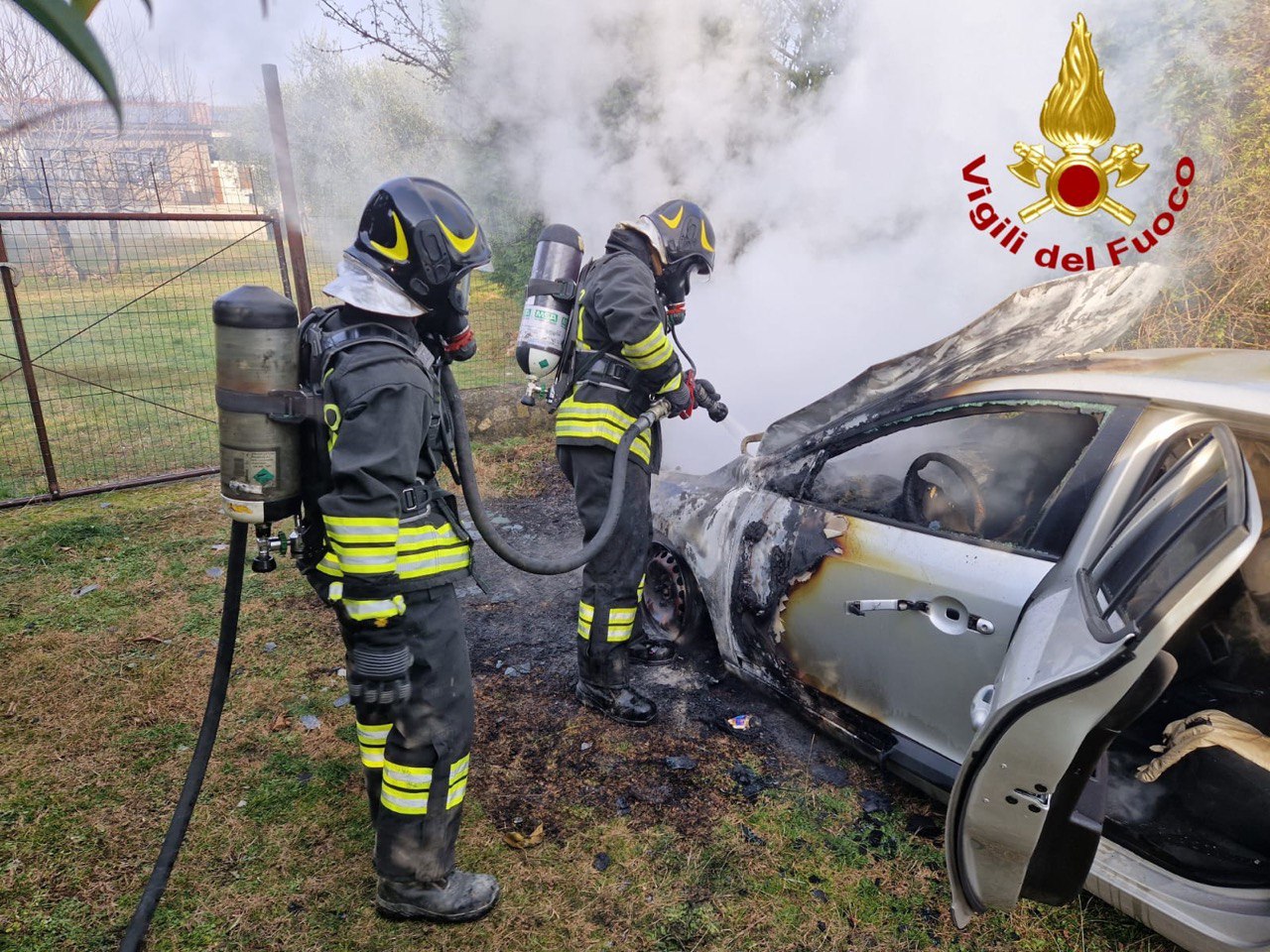 Incendio a Castelfranco Veneto, auto distrutta dalle fiamme