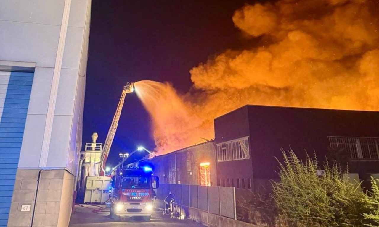 Incendio a Motta di Livenza, capannone divorato dalle fiamme nella notte