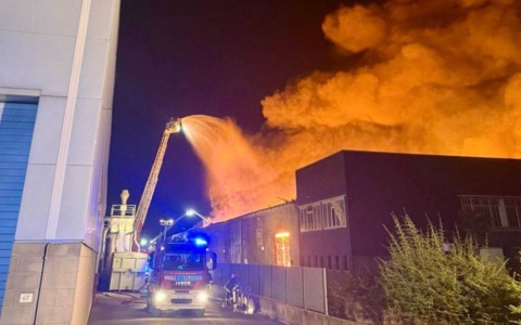 Incendio a Motta di Livenza, capannone divorato dalle fiamme nella notte