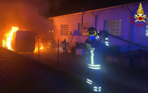 Incendio a Suzzara, furgone in fiamme davanti a un’officina