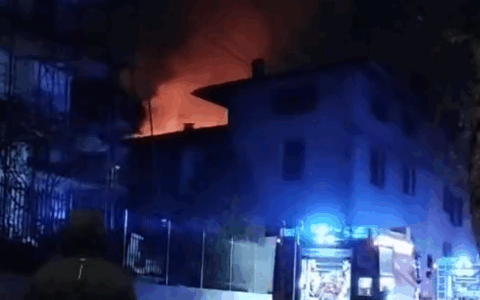 Casa devastata da un incendio a Valverde: vigili del fuoco al lavoro per ore per domare le fiamme