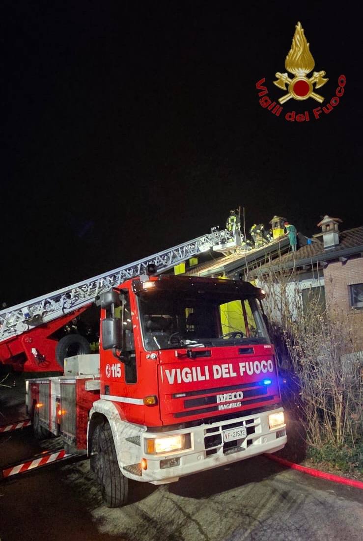 Incendio canna fumaria, a fuoco il tetto di una casa