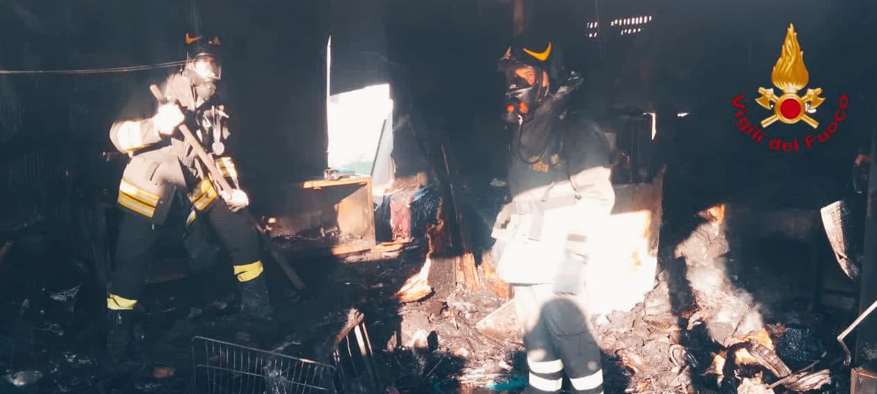 Incendio distrugge un chiosco sulla Tiburtina