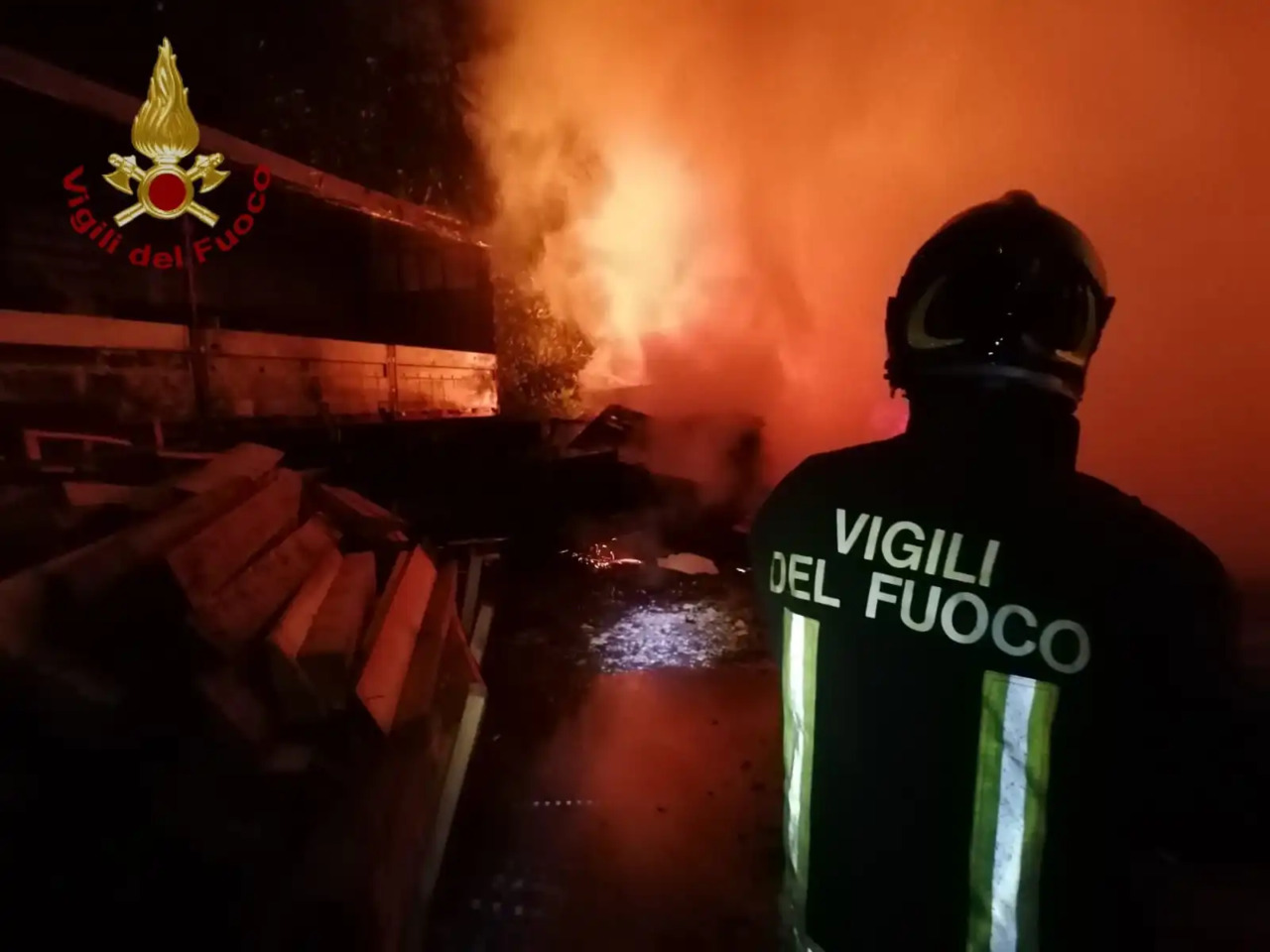 Incendio in casa, madre e figlio salvati dai vigili del fuoco