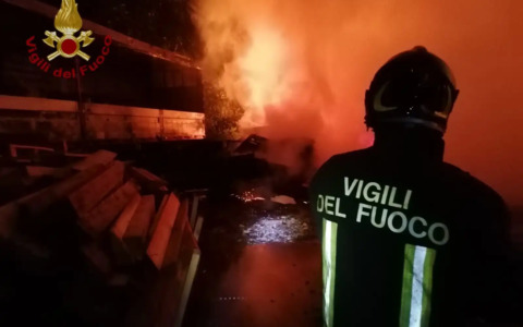 Incendio in casa, madre e figlio salvati dai vigili del fuoco