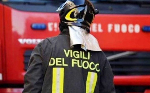 Incendio nel carico di un mezzo della nettezza urbana a Imperia
