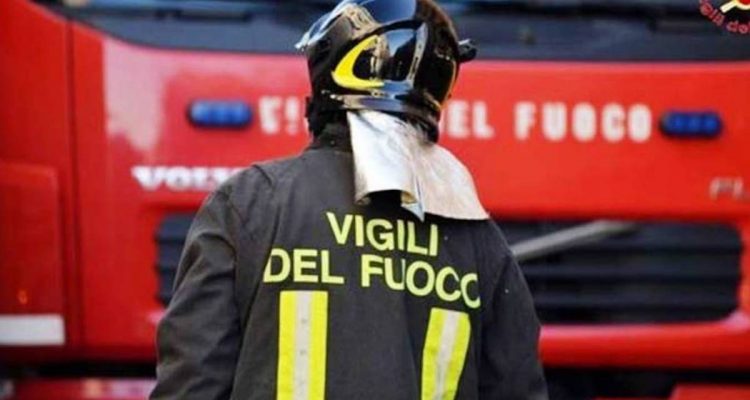 Incendio nel carico di un mezzo della nettezza urbana a Imperia