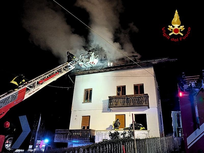 Incendio nella notte a Forno di Zoldo, evacuata una famiglia