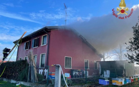 Incendio sul tetto di un’abitazione a Meolo