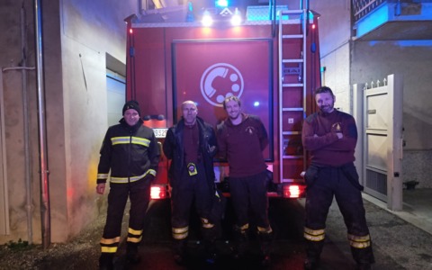 Incendio tetto nella serata di San Silvestro, intervengono i Vigili del Fuoco