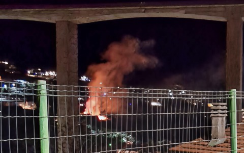 Incendio vicino alle case a Bordighera – Foto e video postate sui social